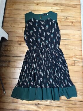 Tenki black and green Feather Print Sleeveless Dress